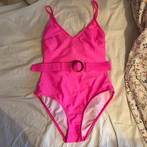 Rosa baddräkt - Går att lägga ”ifyllning” och att justera banden, även att göra den smal vid midjan med bältet. Använd få gånger