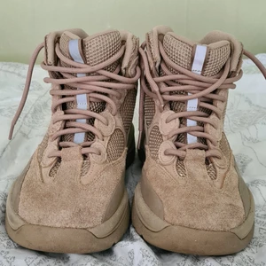 Yeezy Desert Boots Rock - Adidas Desert Boots Rock, storlek 42 (US9) Knappt använda som helt nya. Kvitto finns. 
