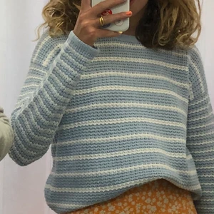 Stickad tröja  - Mysigt vintage fynd som funkar året om! 🦋 Ser något grå ut på bild 2 och 3 men den är ljusblå. Står stl M i tröjan men skulle säga att den är S då ärmarna är något smalare men den passar nog både S & en mindre M! :) frakt tillkommer om så önskas 