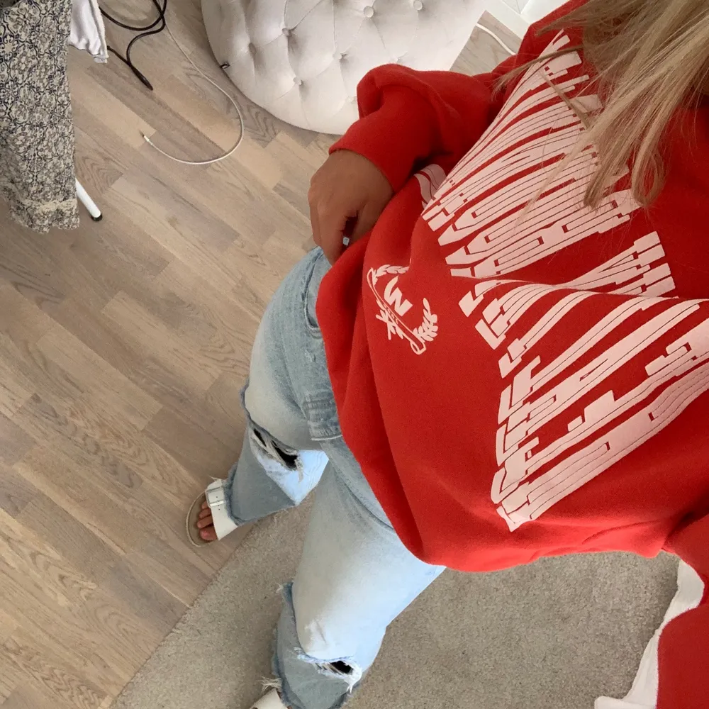 En skitsnygg sweatshirt ifrån weekday ❤️❤️ Super bra skick då den bara är använd en gång! Storlek xs men passar absolut en s också😊 . Tröjor & Koftor.