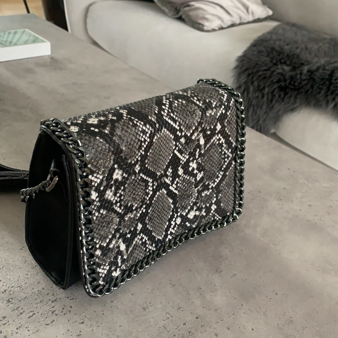 Väska, ormskinn med kedja  - 90