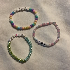 Armband - Säljer dessa jätte fina armbanden som är one direction inspirerade. 10kr/st eller alla för 20kr. Jag köpte dom för 30kr/st. Köparen står för frakten💕