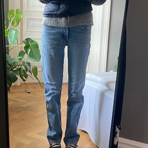 Straight leg zara jeans - De snygga populära zara jeansen i str 36. Passar till allt och är perfekta när det blir lite kallare. Pris kan diskuteras. Köparen står för frakten. 