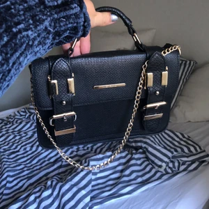 väska - snygg väska från river island. den är rätt så gammal och i andvänt skick men inga skador💕frakt ingår ej.