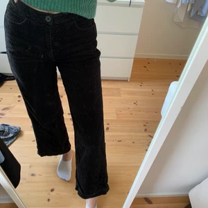 Manchesterbyxor från weekday - Säljer dessa sköna byxor manchesterbyxor från weekday!Svarta, raka, ganska vida i storlek S. Använt ca 8 gånger så är i bra skick, säljer då de inte längre kommer till användning. Startar budgivning om många är intresserade. Hör av er vid intresse!
