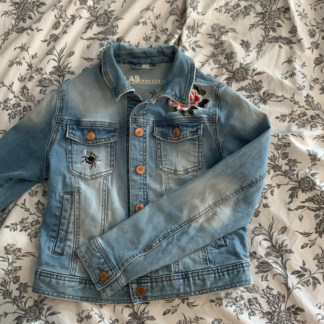 Jeansjacka med fina detaljer 