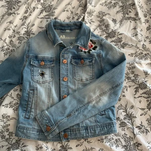 Jeansjacka med fina detaljer  - Säljer denhär jeansjackan då den bara ligger i garderoben, i nytt skick💕✨ det är barnstorlek men passar XS!✨
