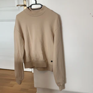 Tröja, beige  - Helt oanvänd tröja i helt nytt skick💕✨ väldigt fin men kommer inte till användning💕
