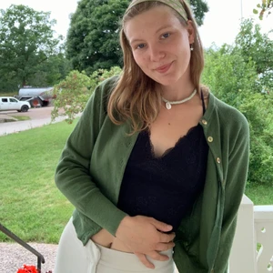 Grön kofta - Fin grön vintage kofta. Finns ett pyttelitet hål som jag gärna skickar bild på ifall du är intresserad💚 Den är svensktillverkad 