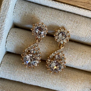 Örhängen från Lily and Rose - Superfina örhängen från Lily and Rose. Nyskick. Guldiga med silverstenar. 