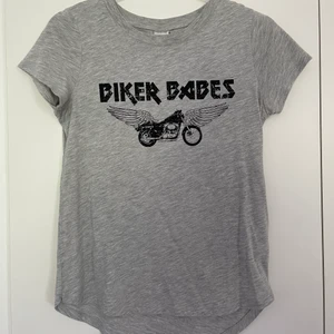 Gina Tricot T-Shirt i XS - Enkel snygg T-Shirt i grått.                                                Köparen står för frakten!