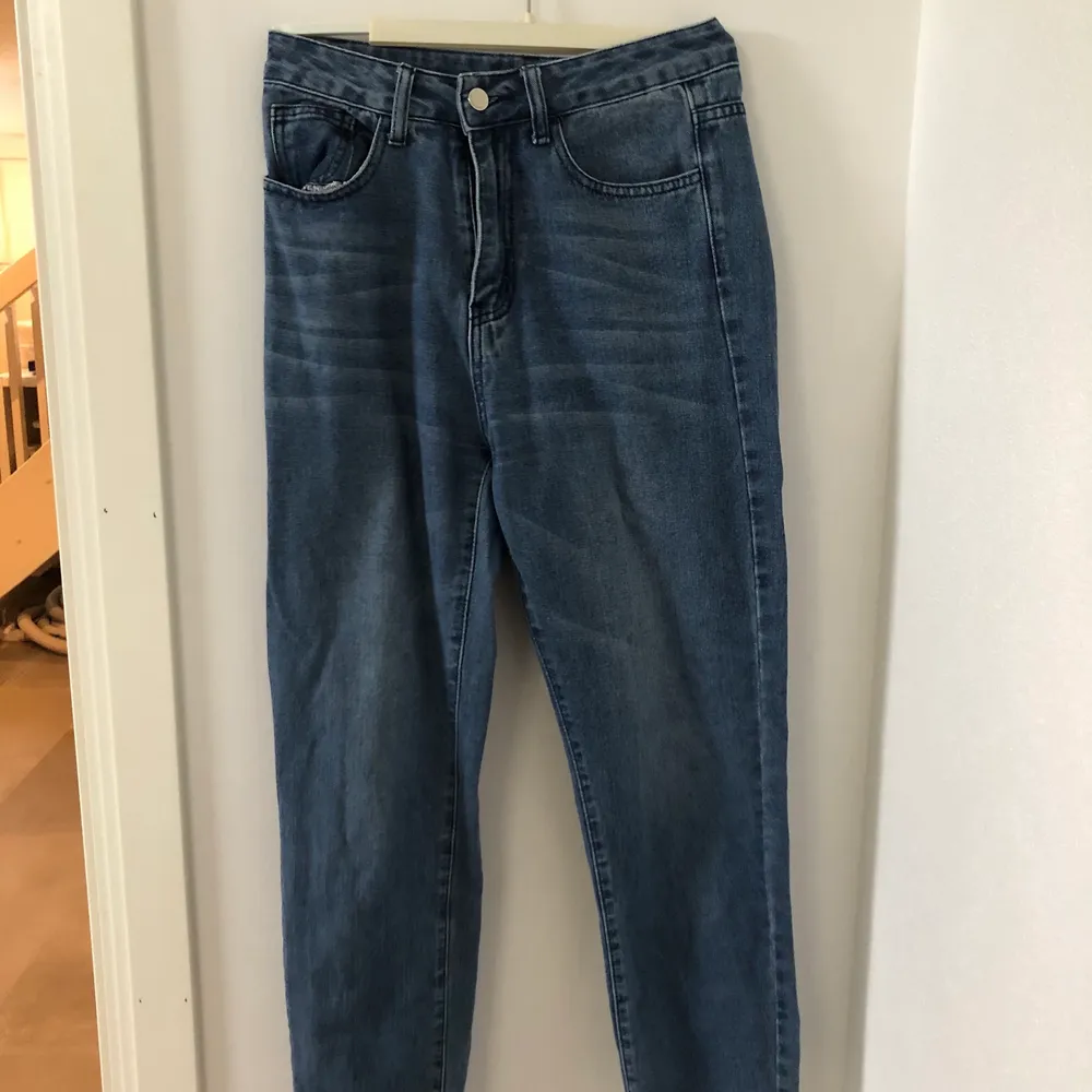 Basic blåa jeans i väldigt bra skick, de sitter skönt men är inte så stretchiga. Säljer de för att jag behövde lite nytt i garderoben!. Jeans & Byxor.