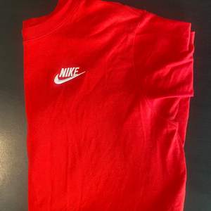 Säljer denna fina röda Nike tshirt som endast är använd 2 gånger. Den är i barnstolek XL och sitter fint och oversized påminner som är XS/S