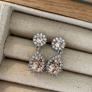 Lily and Rose örhängen - Örhängen från Lily and Rose. Silver med ljusrosa stenar. Nyskick. 