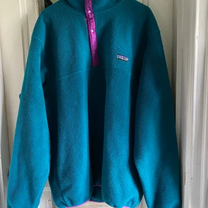 Vintage Patagonia Fleece Strl L - Mysig Patagonia fleece i fina retro färger, skön till sommar kvällarna elr hösten. Rökfritt hem köparen står för frakt o samfraktar såklart med andra annonser. :)                                                                            