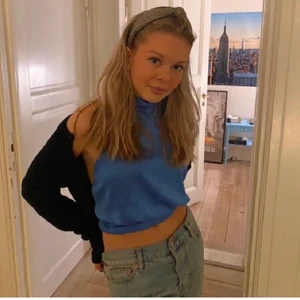 Gina topp - Populär slutsåld gina topp med öppenrygg, så fin och helt oanvänd! Första bilden är lånad på samma topp i en annan färg, dom sista två bilderna på den svarta är mina❤️