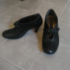 Pumps med rosett  - Snygga pumps med söt rosett fram str 36 