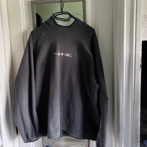 Vintage Nike Fleece Hoodie Strl M - Snygg Nike fleece lite större i storleken enlig mig så mer en L. Den har även som ett resår spänne längst ner så man kan få en mer oversized fit, Rökfritt hem och samfraktar med andra annonser. :)