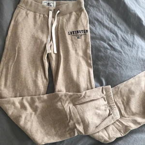 Lexingtonbyxor - Säljer dessa lexington mjukisbyxorna i storlek XS. Använda få gånger och i ett fint skick.                Köparen står för frakten!