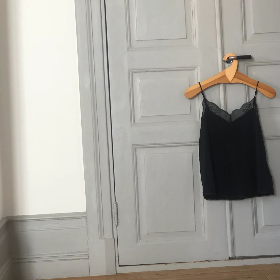 Silkeslinne med spets 