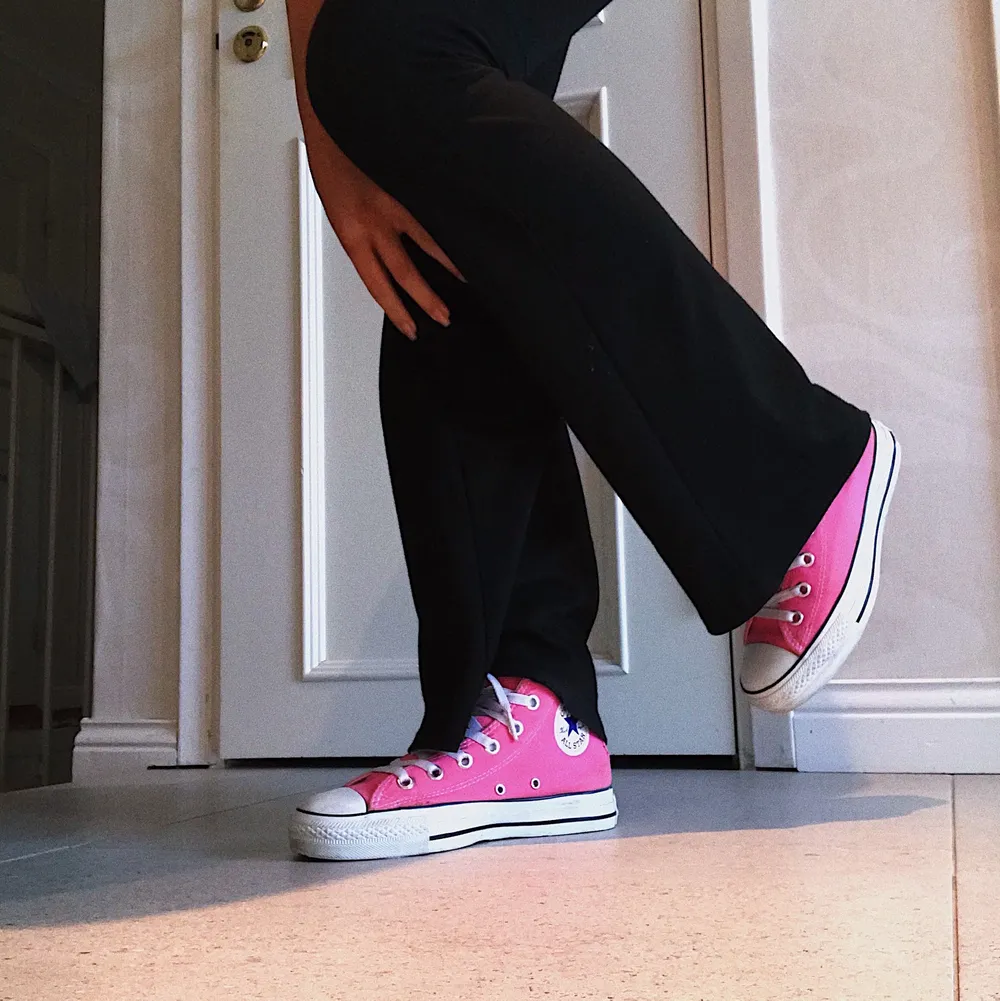 SUPERSÖTA rosa converse som är lite försmå för mig så de har endast använts 2gr💖 jag har storlek 37-38 o dessa skulle jag säga är en 36,5. LEDANDE BUD:300kr. Skor.