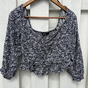 Blommig topp  - Blommig topp i storlek S. Använd fåtal gånger och helt okej skick:) 