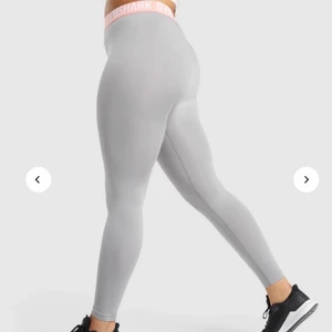 Träningstights - Säljer mina tröningstights från gymshark. Modellen är som på första bilden men färgen är som på de två andra. De är väldigt stretchiga så passar de flesta, men de är i strl M. Skicket är väldigt bra:) säljer för 200kr inkl. frakt.