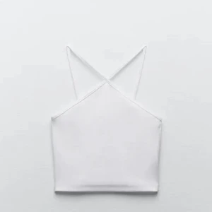 Linne från zara - LÄGGER UT IGEN PGA OSERIÖS KÖPARE. Säljer detta trendiga linne från zara. Använd 1 gång, så i princip nyskick! Kom privat för fler bilder💘💘 BUD: 100 kr+frakt