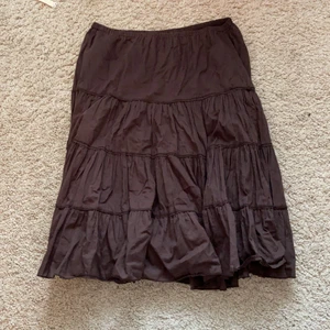 Brun volangkjol - Brun volankjol som jag aldrig använt! Står ej storlek men skulle säga M/38