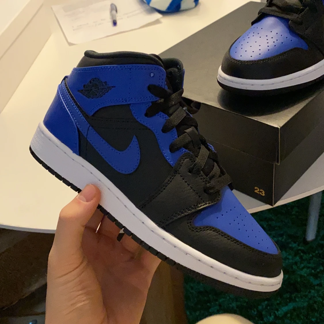 Jordan 1 mids ”hyper royal” - 90
