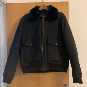 Herrjacka strl XL - Säljer en vinter/vår jacka i strl XL (herrstrl), är i bra skick! 