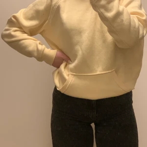 Skit snygg hoodie från bikbok!!🔥🔥 - Säljer pga att ja använt den så mycket att jag helt enkelt tröttnat🦋.                                                              Nypris: 299kr budgivningen startar vid 179kr