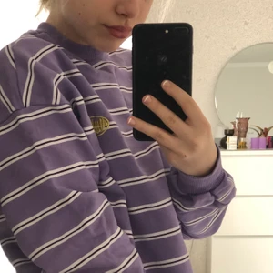 Junkyard sweatshirt  - Säljer denna snygga och super sköna sweatshirt ifrån Junkyard. Använd ett fåtal ggr och den är i nyskick 💜 Köpt för 500kr!!