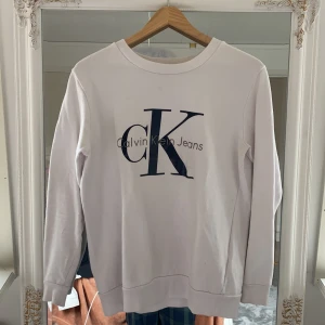 sweatshirt - En sweatshirt från Calvin Klein i storlek Xs men lite större, skriv för fler bilder❤️säljer för 250kr❤️