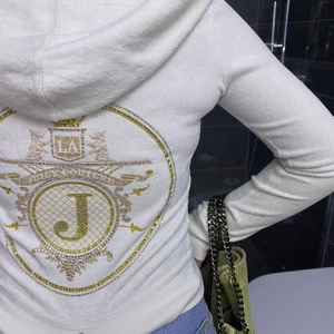 Juicy couture - Juicy couture tjocktröjan i en super fin och unik färg!! J:et på dragkedjan har tyvärr lossnat (bild 3) men där av priset! Dock går dragkedjan fortfarande att dra upp som vanligt:) kund står för frakt 