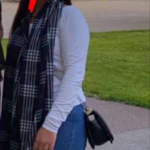 halsduk  - halsduk säljes nyskick använd fåtal gånger. Har även en i beige till salu. 