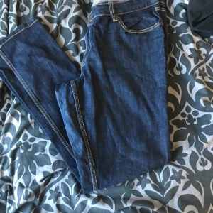 Jeans  - Lappen om storleken saknas men fint skick 