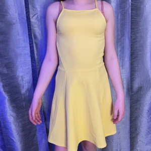 Gul klänning  - Jag säljer endast för att det inte är min stil längre och den är för liten för mig.