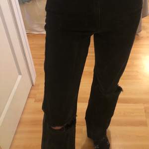 Svarta straight leg jeans från Carin Wester med hål på knäna. De har tappat lite svart färg från tvätten och är upp sprätta ner till. Skriv om du är intresserad av att se fler bilder