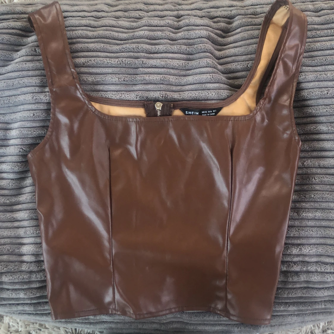 Brunt fakeläder-linne