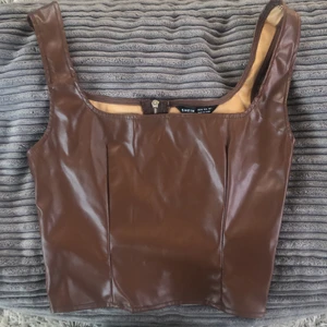 Brunt fakeläder-linne  - Coolt brunt linne från Shein med silvrig dragkedja där bak. För litet för mig så aldrig använt endast testat. Jättefint med jeans till sommaren. 