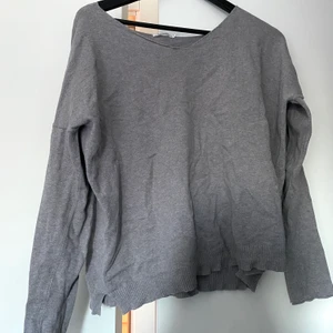 Grå tröja🤍 - En grå, lite oversized tröja med väldigt diskreta paljetter på ryggen! Har brist på strykjärn hemma så därför skrynklig, superskön att bara ha hemma eller i skolan osv🤍 priset är exklusive frakt annars kan jag mötas upp i Lund 