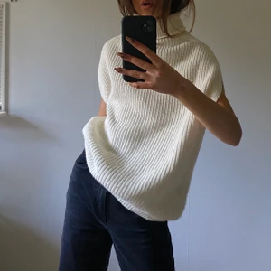 Na-kd vit väst - Använd 2 gånger därför i nyskick, ett favoritplagg men måste tyvärr tömma garderoben. Köparen står för frakten, pris kan diskuteras! 