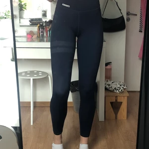 blå träningstights STRONGER - jättesköna och fina träningstights ifrån STRONGER. Är i superfint skick och är inte slitna, säljs endast pga att de inte kommer till användning. Köptes för 699kr men säljs för 200kr + frakt :)