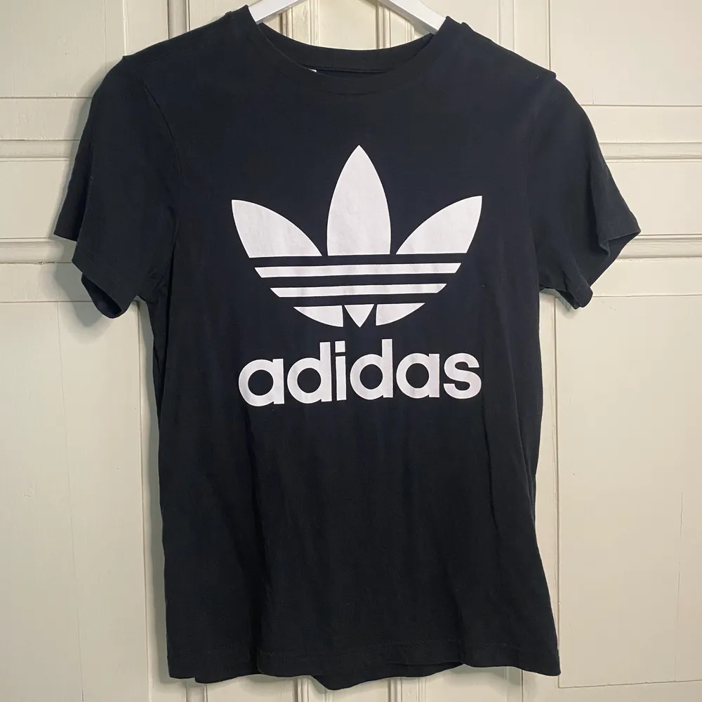Säljer en svart Adidas t-shirt från kids brand store, nyskick, storlek 12-13 år, 100 kr + frakt . T-shirts.