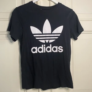 Adidas t-shirt - Säljer en svart Adidas t-shirt från kids brand store, nyskick, storlek 12-13 år, 100 kr + frakt 