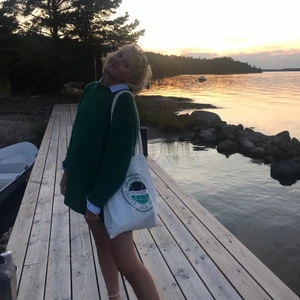 Zara Knit stickad tröja - Säljer min underbara stickade tröja från Zara som är perfekt nu till våren då den är lite tunnare och lång så man kan ha den barbent eller till ett par jeans som hör på bilden. Det är svårt att fånga den fina gröna färgen men om ni vill se fler bilden kan jag lösa det. Storleken är S men passar både XS och M skulle jag säga. Den är knappt använd och jag säljer för ett bra pris då jag har haft den några år.🤩köparen står för frakt. Hör av er vid intresse eller frågor