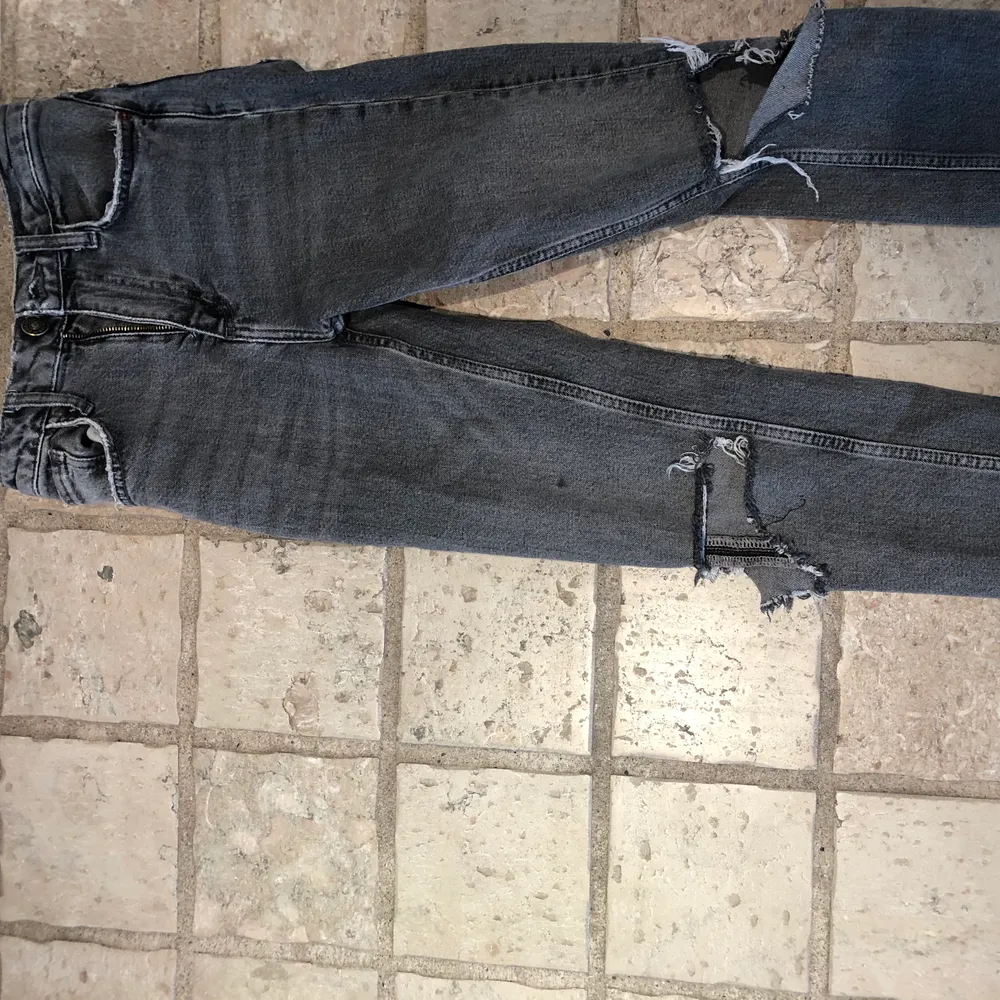 Zara Jeans i grå med hål på knäna🖤🤍 dessa kommer inte till användning så därför säljer jag dem.🤗🤠de är väldigt små i storleken.. Jeans & Byxor.
