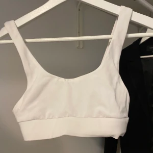 Bikini - Jättefin bikinitopp från Nelly, köpt för längesen men aldrig använd, numera är den för liten. Bra kvalite och bra skick💜 frakt tillkommer