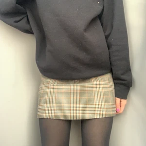 Monki kjol - Asfin kjol från monki i toppenskick. Den är i storlek 34 och har dragkedja i bak, mönstret är superfint och trendigt ❤️ frakt ingår ej 